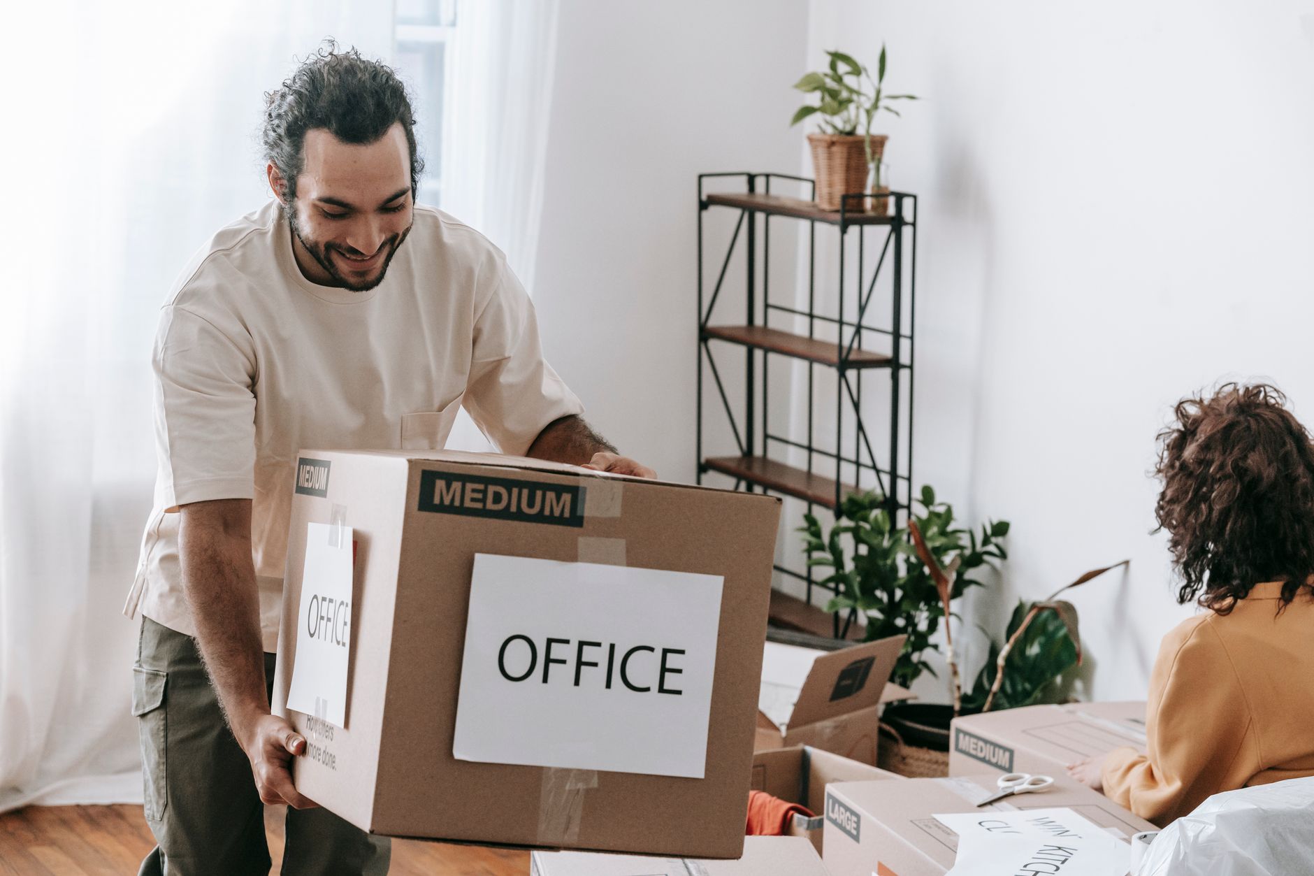Kurumsal bir ofisin paketlenmiş kutuları ve taşıma ekipmanları