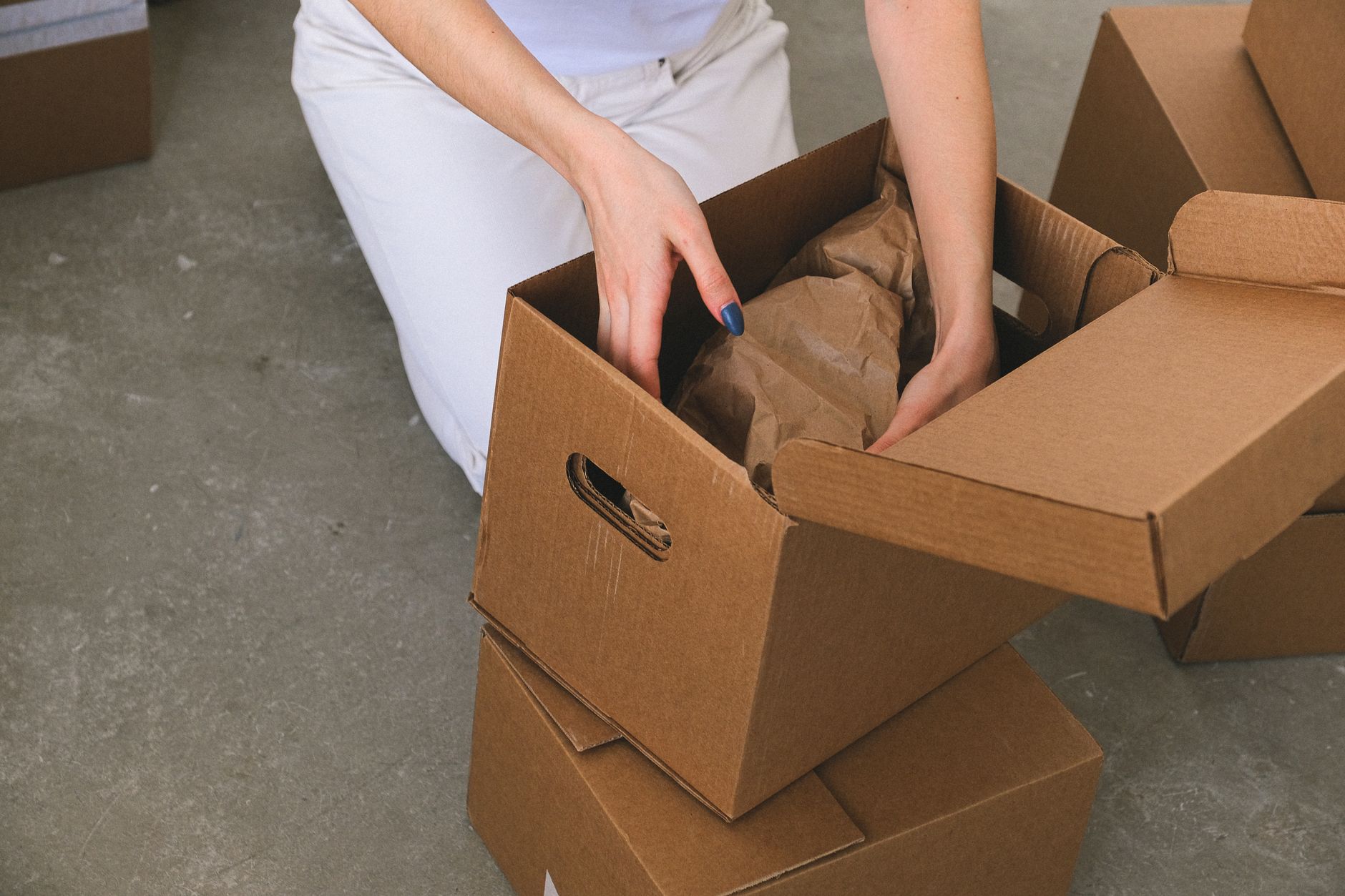 Profesyonel ekip ofis eşyalarını paketleyip taşıyor