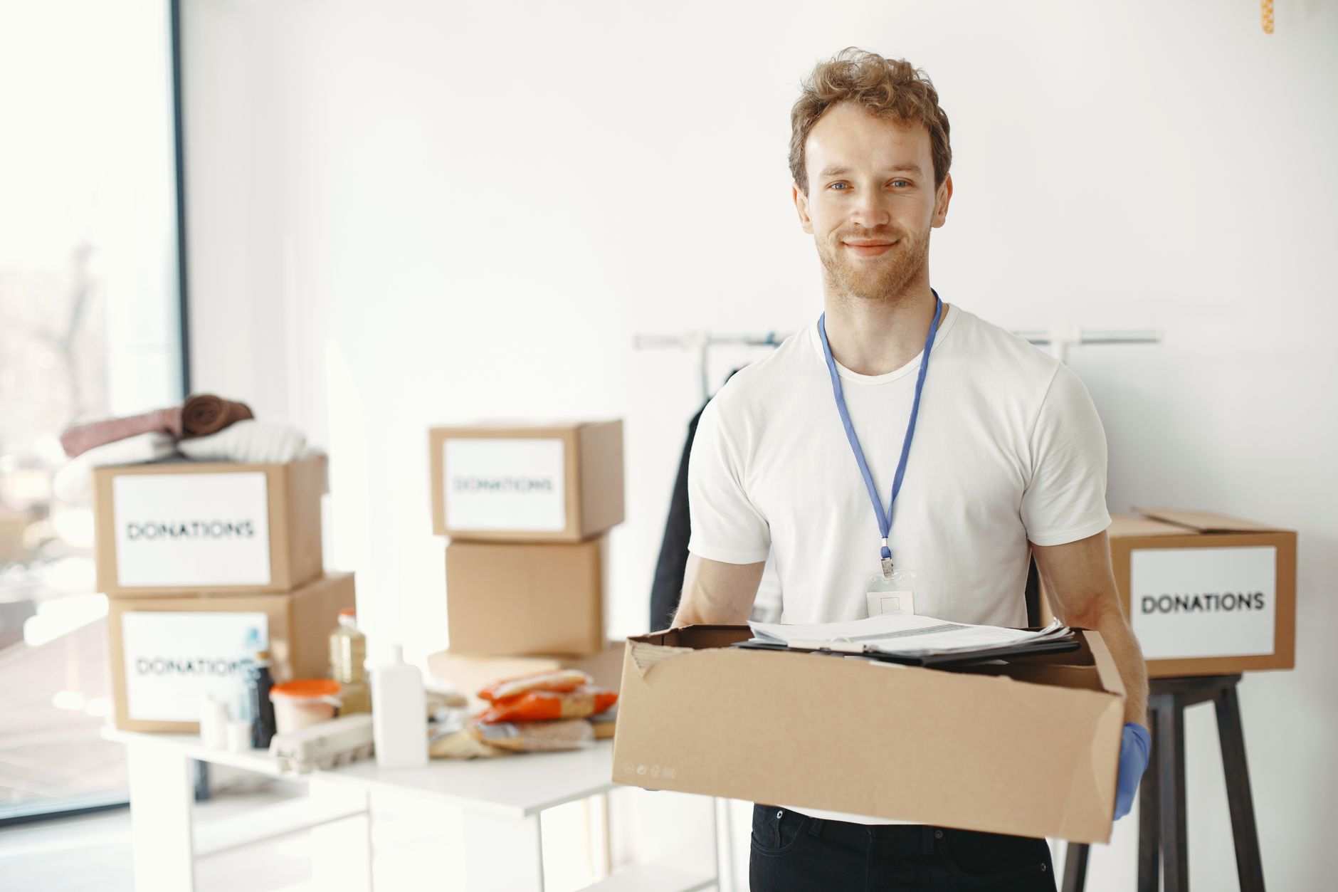 Profesyonel ekip ofis eşyalarını paketleyerek taşıma hazırlığı yapıyor