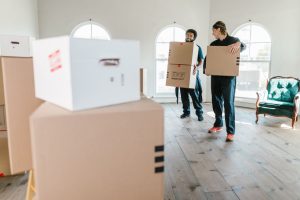 Ofis taşıma ekibi ekipmanlarıyla birlikte çalışırken