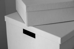 Ofis taşıma sürecinde paketlenmiş kutular ve ekipmanlar